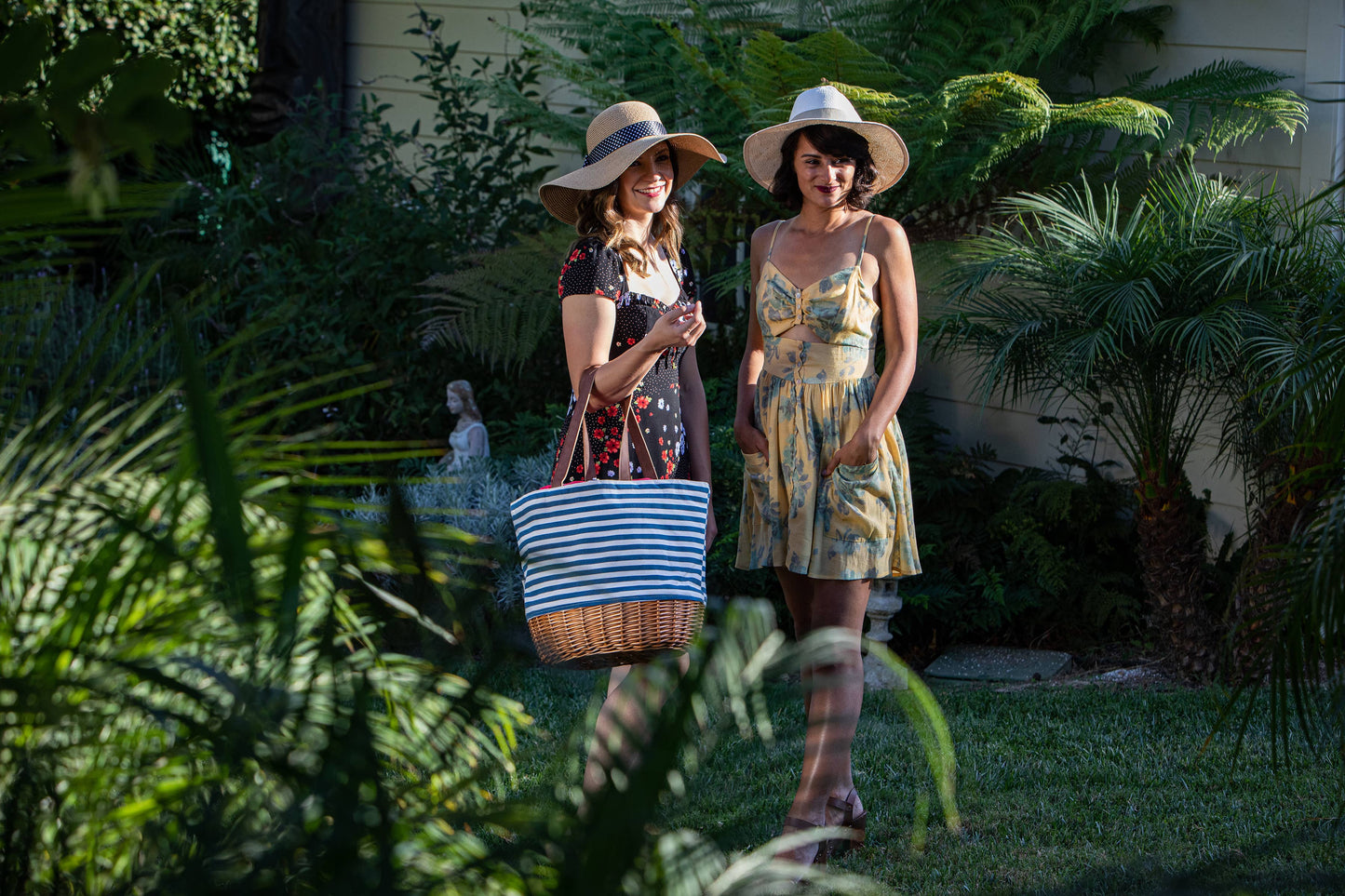 Coronado Canvas and Willow Picnic Basket Tote, (Navy Blue & White)